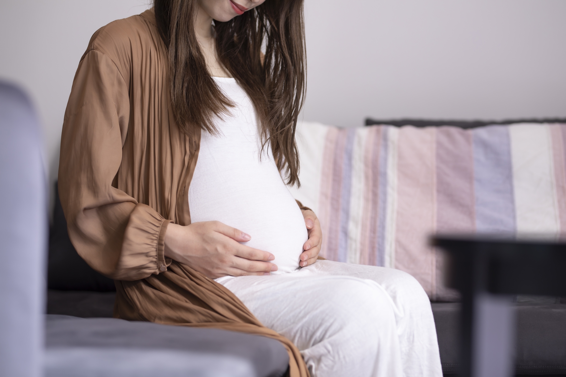 お腹をいとおしそうに触る妊婦さん